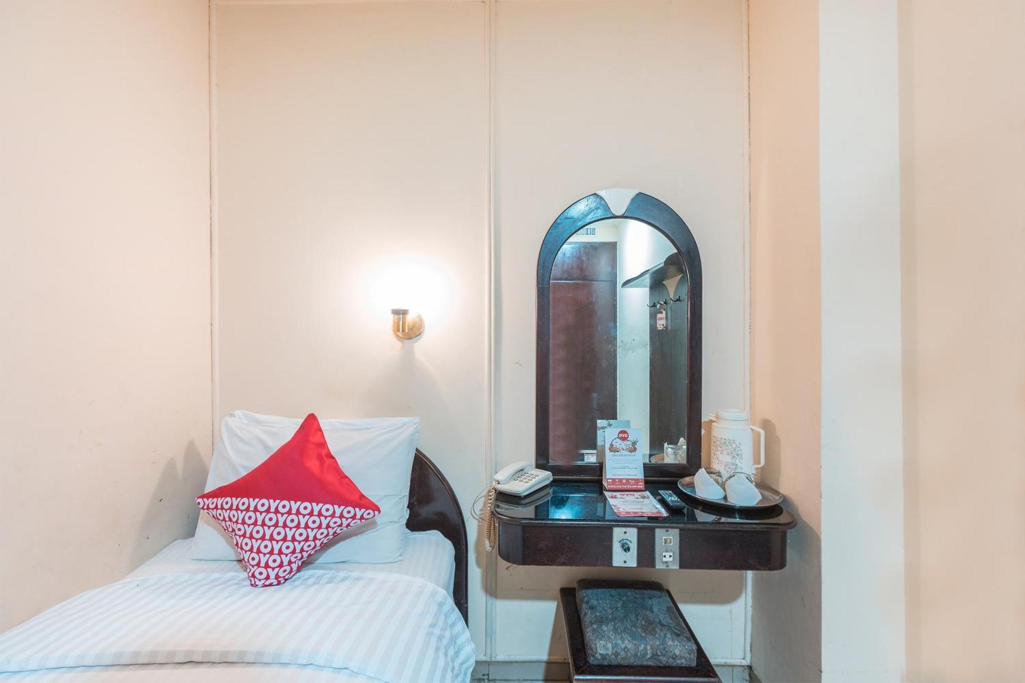 Oyo 671 Hotel Capitol Jakarta Exteriör bild