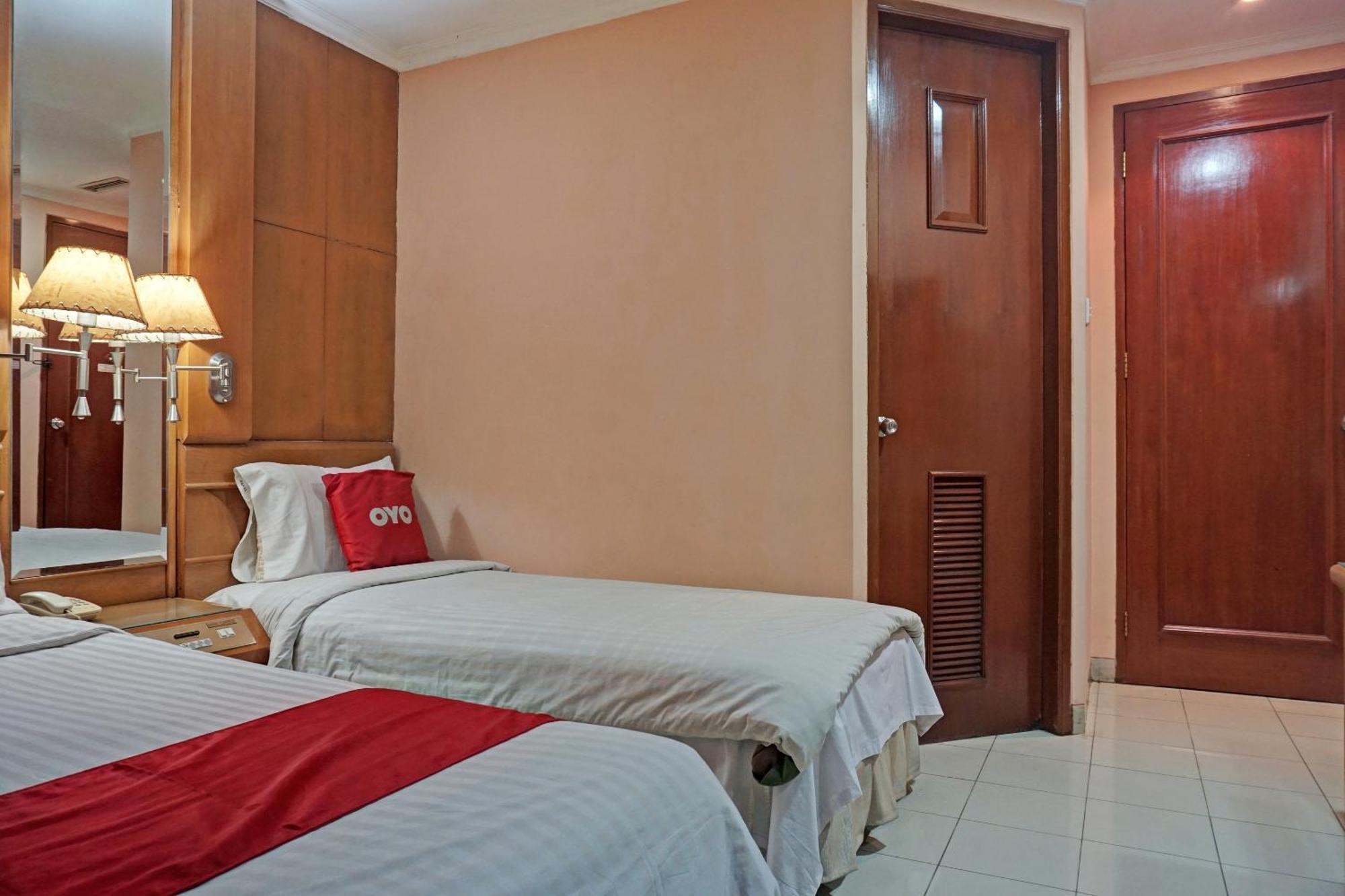 Oyo 671 Hotel Capitol Jakarta Exteriör bild
