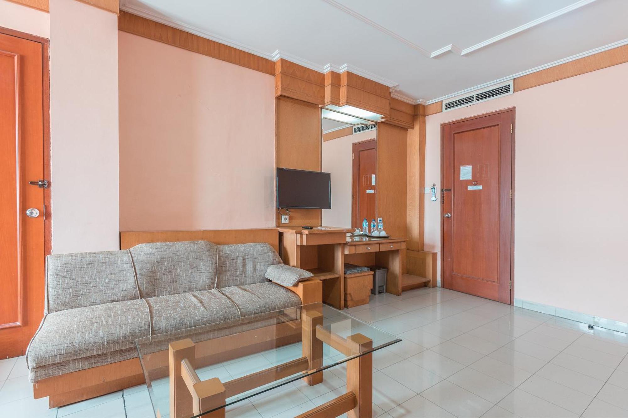 Oyo 671 Hotel Capitol Jakarta Exteriör bild